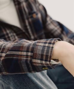 Alternative view of قميص حراري بجيب مرقع ترتان